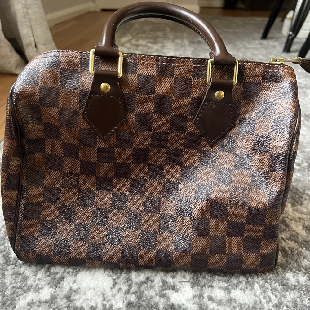 100% Authentic Louis Vuitton Damier Ebene Speedy 25. Really good used condition.